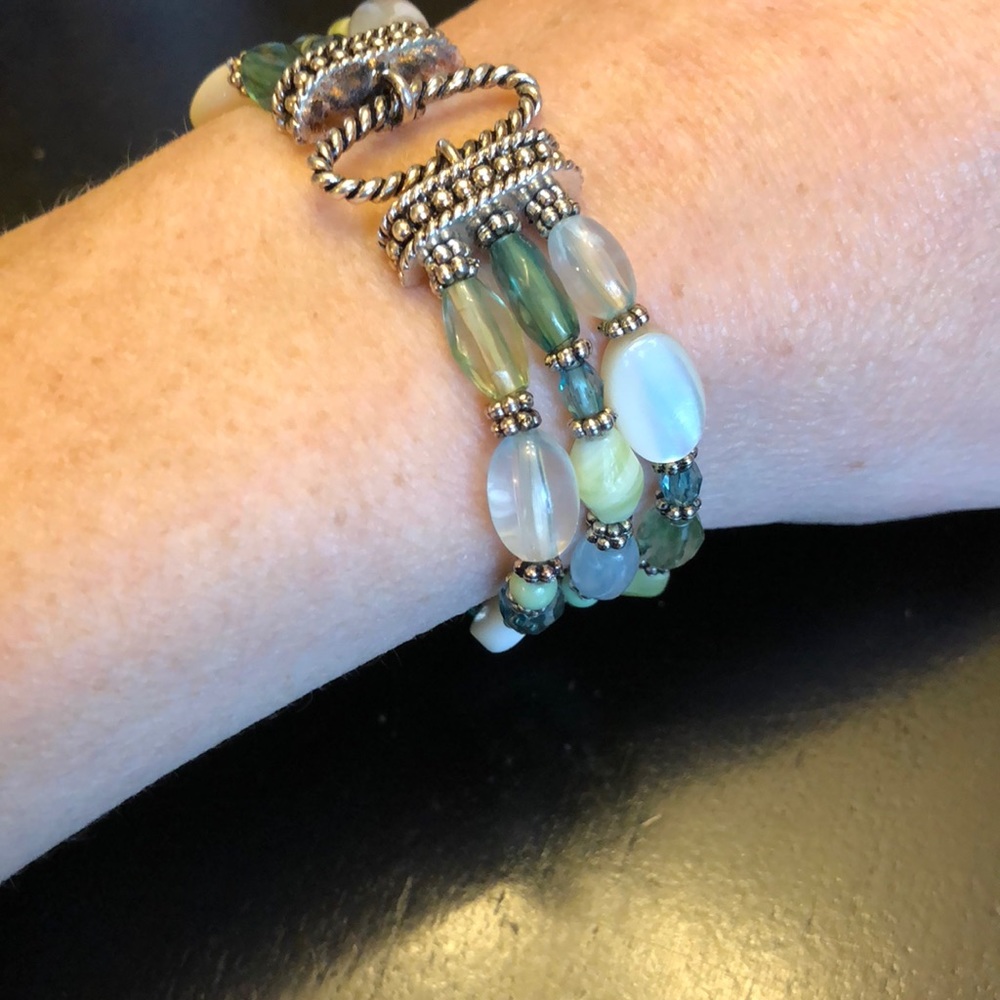 Beautiful green triple layer elastic bracelet.